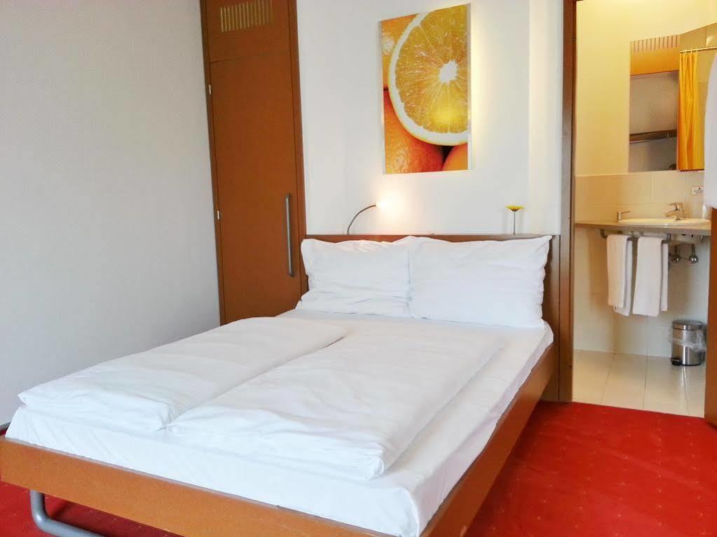 Orange Wings Krems Hotell Exteriör bild